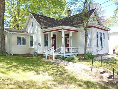 Newly Remodeled 1900 Cottage