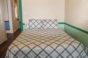 2 bedrooms, desk, WiFi, bed sheets