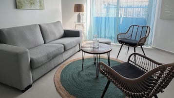 Televisie, een dvd-speler, een stereo en een computerscherm