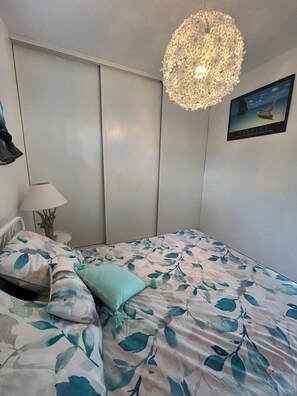 2 bedrooms, iron/ironing board, free WiFi, bed sheets - Villa Louis Pierre :Apartment close to everything but in a quiet location! (Mandelieu-la-Napoule)