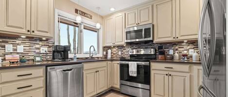 Réfrigérateur, micro-ondes, four, plaque de cuisson