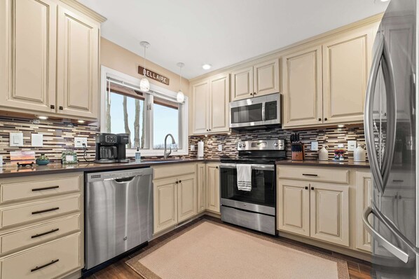 Fridge, microwave, oven, stovetop - Lake View Condo with Beach Club (Bellaire)