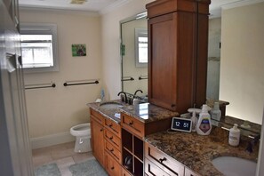 Shower, jetted bath, hair dryer, towels - Charming 3-bedroom house close to beach (Naples)