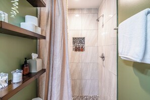 Een douche, een haardroger, handdoeken, zeep