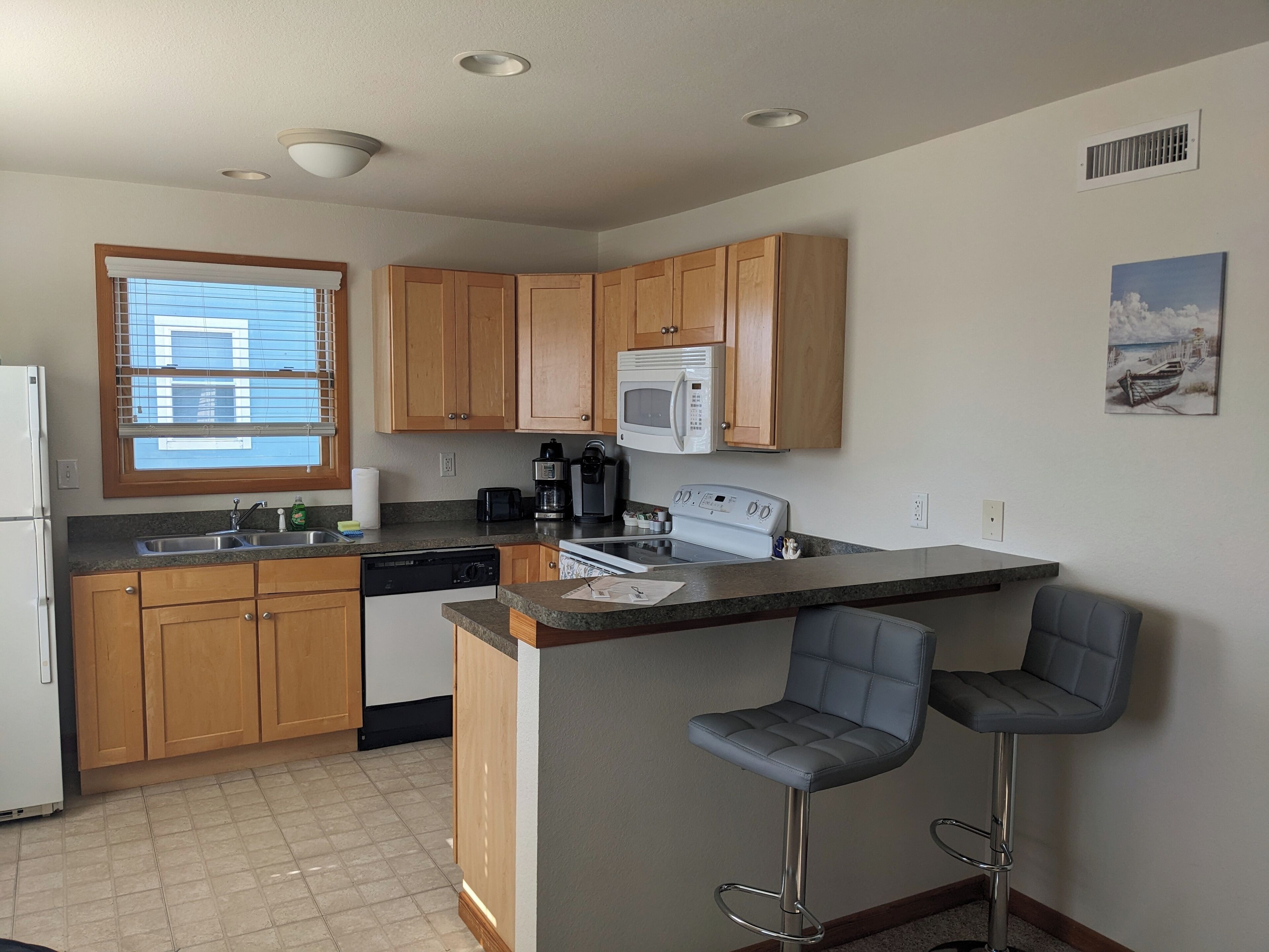 雪櫃、微波爐、洗碗機、紙手巾