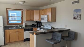 雪櫃、微波爐、洗碗機、紙手巾