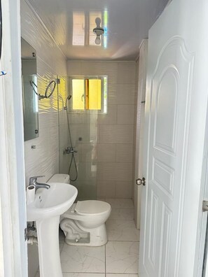 Combined shower/bathtub, free toiletries, towels, toilet paper - Hotel Peña (Puerto Plata)