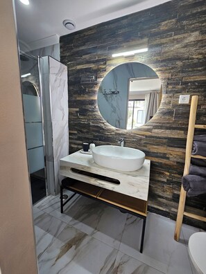 Dusche, Haartrockner, Handtücher, Toilettenpapier