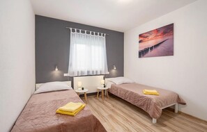 3 habitaciones, tabla de planchar con plancha y cuna de viaje