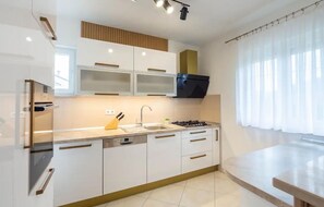 Refrigerador, microondas, horno y lavavajillas