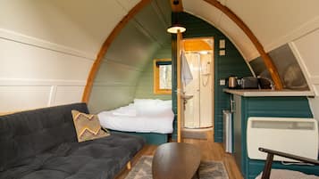 1 bedroom, travel crib, internet