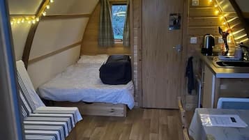 1 bedroom, travel crib