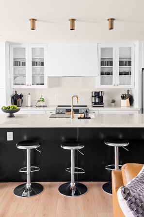 Kjøleskap, mikrobølgeovn, ovn og kokeplater