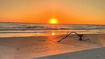 Perto da praia, espreguiçadeiras, toalhas de praia