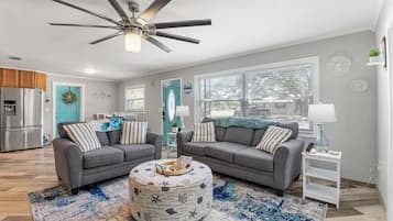 Smart-TV, Kamin, Tischfußball, Bücher