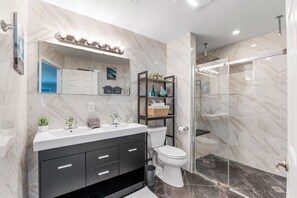 Douche, articles de toilette écologiques, sèche-cheveux