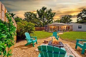 Terrace/patio - Sun Oasis! Heated Pool, Min to Beach, Fire Pit (St. Petersburg)