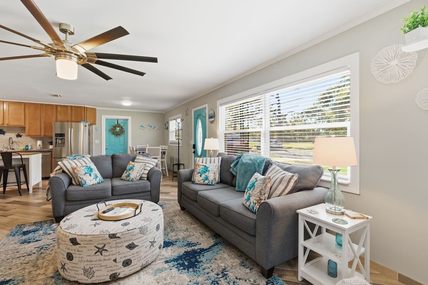 Smart TV, lareira, pebolim, livros