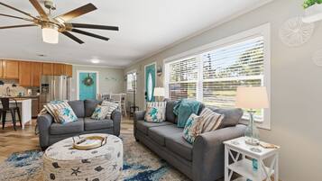 Smart TV, lareira, pebolim, livros