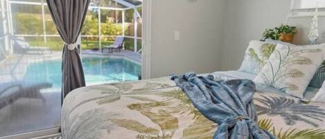 3 habitaciones, escritorio y tabla de planchar con plancha