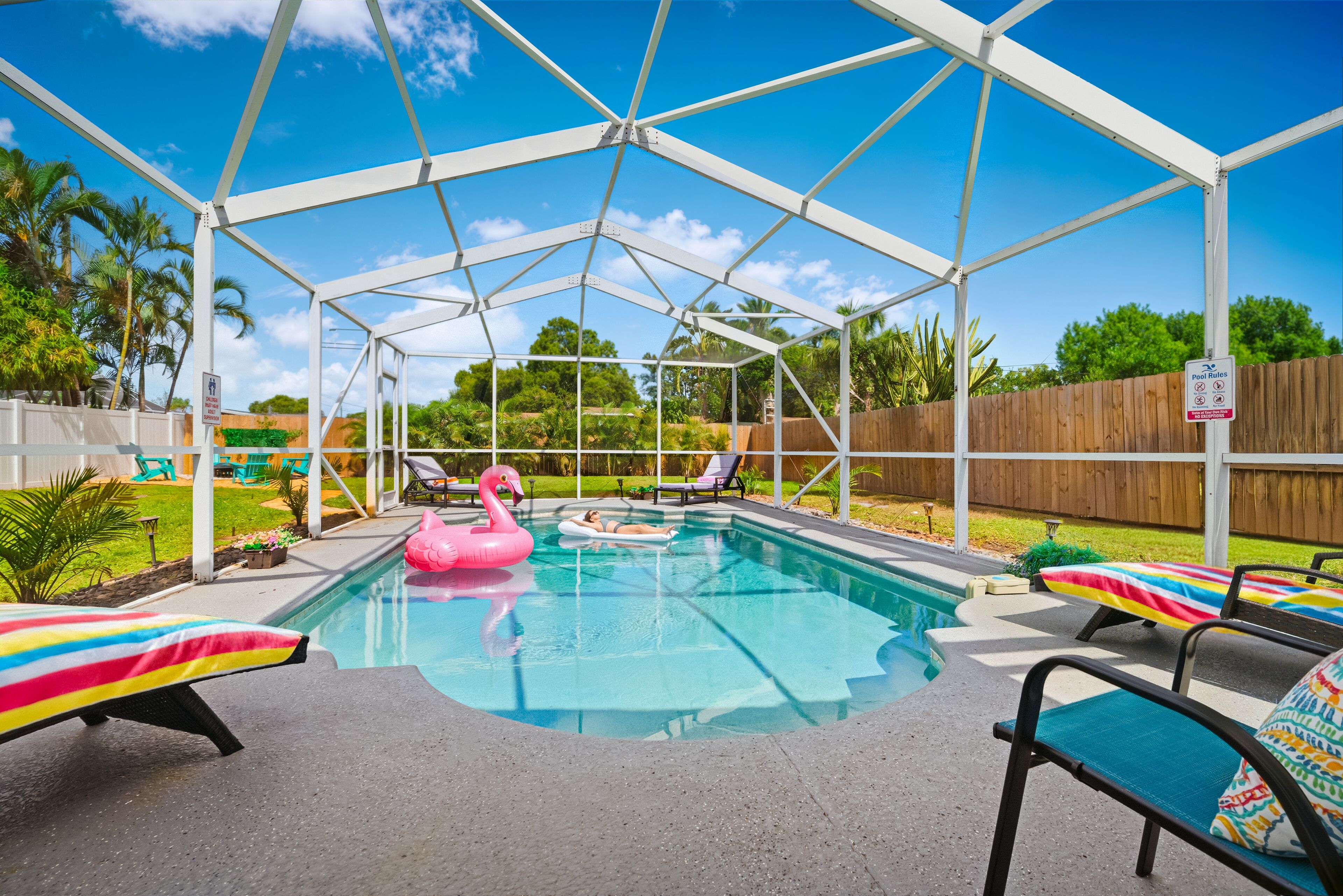 Utomhuspool och uppvärmd pool