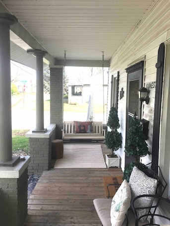 Terrace/patio. Bluegrass Bungalow 2 bedrooms with large porch
