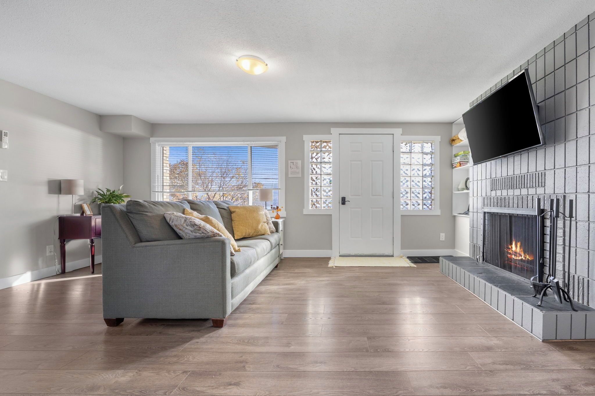 Een smart-tv en een open haard