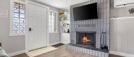 Smart TV, fireplace