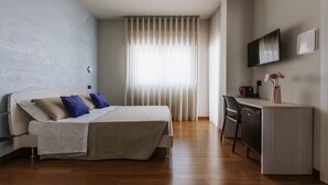 A modern bedroom with a bed, a desk, and a television. - Business Double Room, 1 Double Bed, Non Smoking, Terrace (Bari)