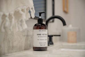 Regadera, secadora de cabello, toallas, jabón 