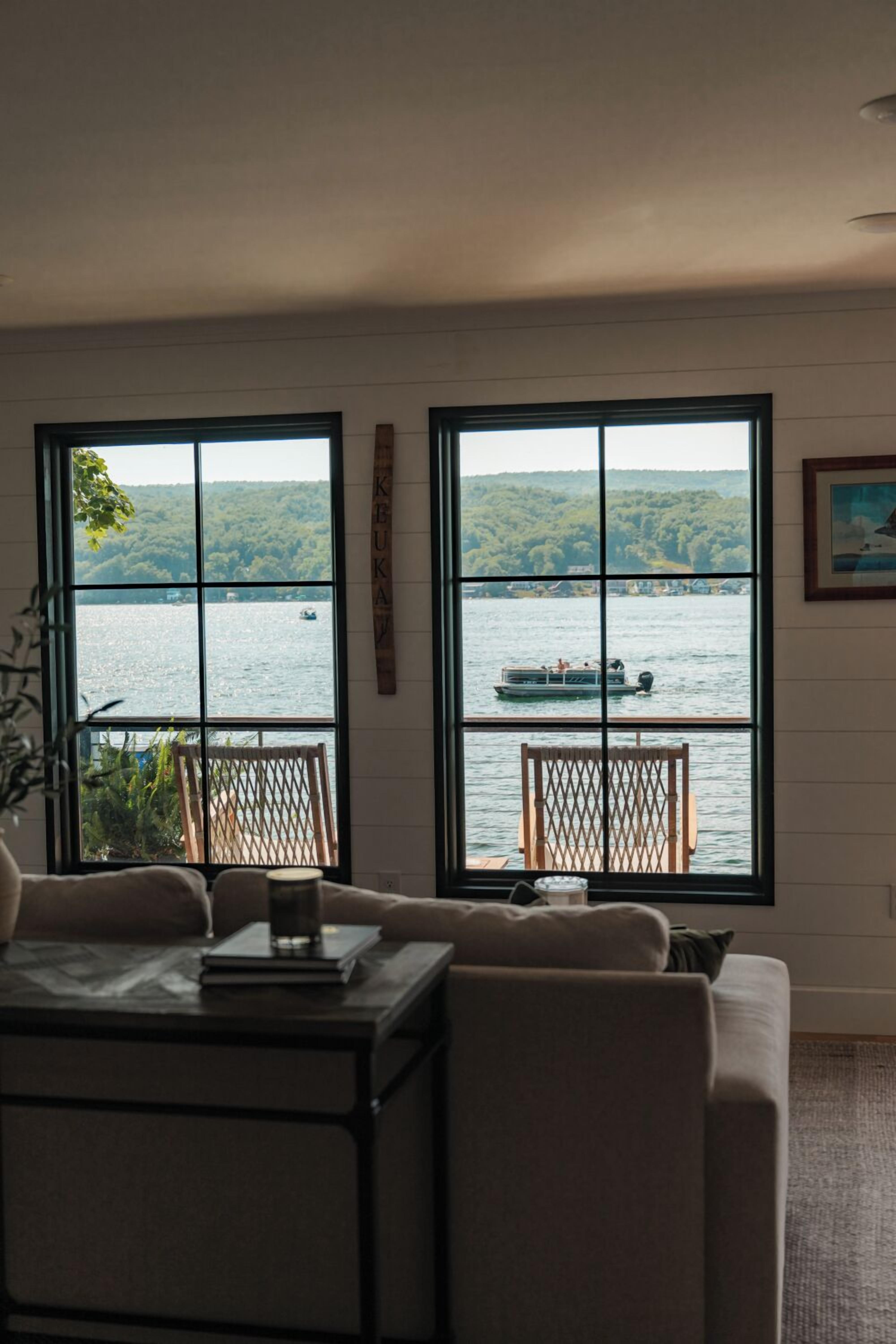 TV connectée, livres, chaîne hi-fi