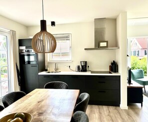 Oppvaskmaskin, kaffetrakter/tekoker og spisebord