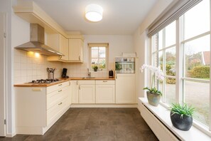 Diskmaskin och matbord