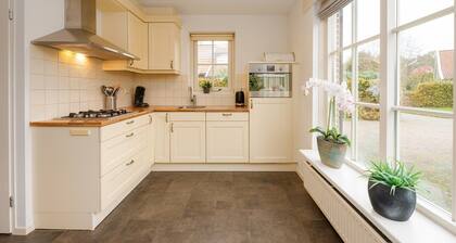 These comfortable villas are on Buitengoed Het Lageveld in a beautiful wooded area, near Almelo and Enschede, in beautiful Twente.