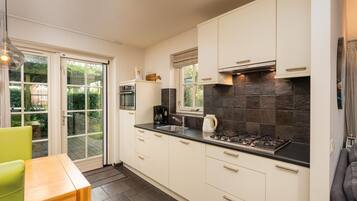 Een vaatwasser, eettafels