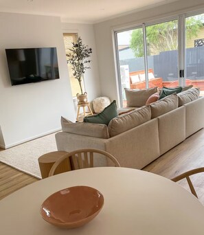 Smart TV, video games, ping pong, books - Seaside Daisy 3 Bedrooms 6 Beds (Goolwa)