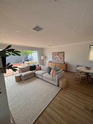 TV connectée, jeux vidéo, table de tennis de table, livres