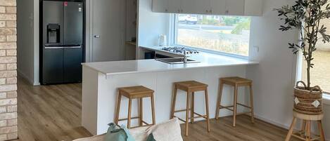 Älytelevisio, videopelejä, pöytätennispöytä, kirjoja