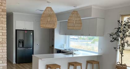 Seaside Daisy 3 Bedrooms 6 Beds