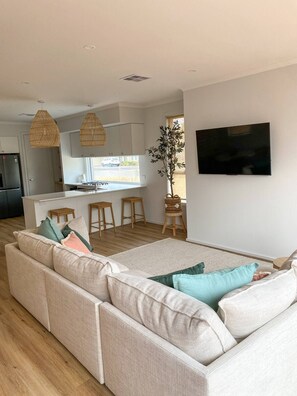 Smart TV, video games, ping pong, books - Seaside Daisy 3 Bedrooms 6 Beds (Goolwa)