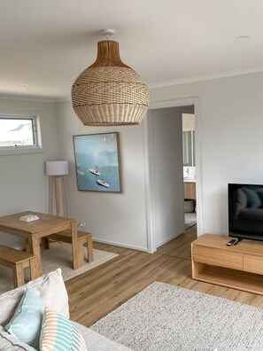 Smart TV, videojuegos, mesa de ping pong, libros