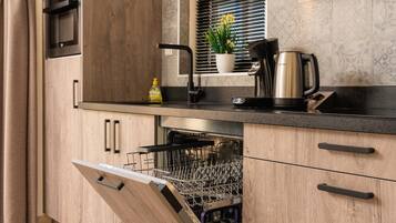 Een vaatwasser, eettafels