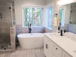 Shower, hair dryer, towels, soap - Canyon Road Home - Newly remodeled - Spacious yard - Amazing Views-Close to BYU! (Provo)