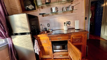 Fridge, microwave, stovetop, coffee/tea maker