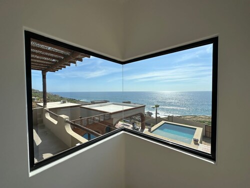 Charming 3-bedroom villa with AC, incredible ocean views.
