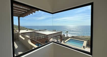 Charming 3-bedroom villa with AC, incredible ocean views.