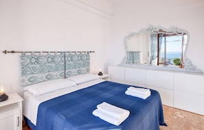 3 habitaciones, tabla de planchar con plancha y cuna de viaje 