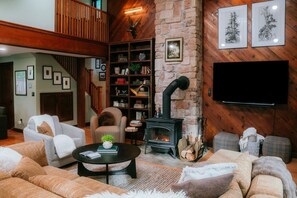 Una televisión, una chimenea