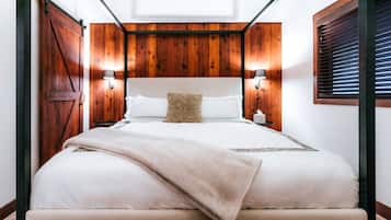 4 habitaciones, escritorio y tabla de planchar con plancha