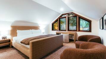 4 habitaciones, escritorio y tabla de planchar con plancha